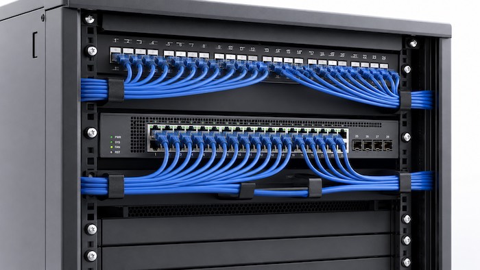 Serverschrank mit Patchpanel und Netzwerkverkabelung